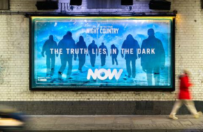 Фотохромный билборд воспроизвел ночью сюжет «Настоящего детектива»