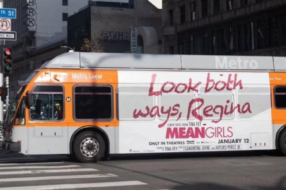 Реклама на автобусі нагадала культову сцену з фільму «Погані дівчата»