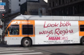 Реклама на автобусе напомнила культовую сцену из фильма «Дрянные девчонки»