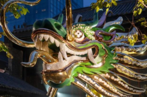 У китайських містах з&#8217;явилися гігантські позолочені дракони Louis Vuitton