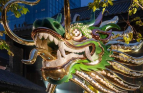 У китайських містах з&#8217;явилися гігантські позолочені дракони Louis Vuitton