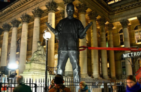 Гигантские демонические статуи Kid Cudi появились в Париже и Лос-Анджелесе