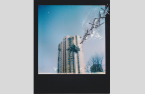 Фото обстріляного будинку у Києві потрапило у добірку найбільш значущих від Polaroid