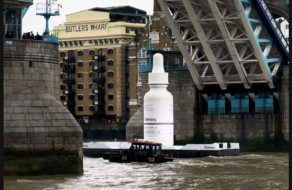 Гигантская бутылка The Ordinary проплыла по Темзе