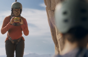 Операционная и вершина горы: ролики Burger King показали неожиданные места доставки бургеров