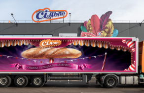 Цирк на колесах: українська мережа супермаркетів розмалювала свої вантажівки