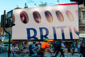 Британська авіакомпанія зобразила на білбордах обличчя своїх пасажирів на висоті 10 000 метрів