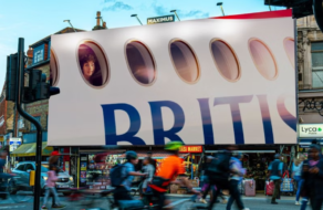 Британська авіакомпанія зобразила на білбордах обличчя своїх пасажирів на висоті 10 000 метрів