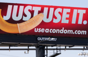 Билборды переосмыслили логотип Nike, надев презерватив на банан