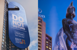 Cтатуэтка Brit Awards в халате и табличка «Не беспокоить» появились возле отеля Hilton