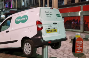 Рекламний трюк чи ДТП: фургон оптичної компанії «застряг» на паркувальному стовпчику