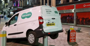 Рекламний трюк чи ДТП: фургон оптичної компанії «застряг» на паркувальному стовпчику