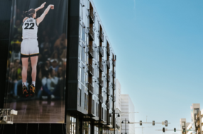 Інсталяція Nike з білбордів відтворила легендарний кидок американської баскетболістки