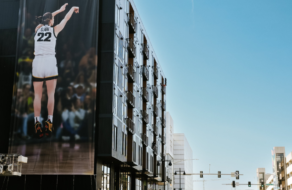 Інсталяція Nike з білбордів відтворила легендарний кидок американської баскетболістки