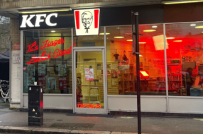 Муніципальну раду у Лондоні звинуватили у перетворенні бібліотеки на рекламу KFC