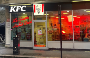 Муніципальну раду у Лондоні звинуватили у перетворенні бібліотеки на рекламу KFC