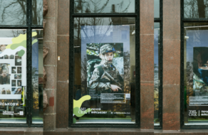 Фотопроект на витринах позволит погрузиться в мир женщин-военнослужащих