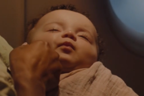 Немовля побачило у сні враження від майбутніх подорожей у ролику британської авіакомпанії