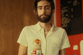 Барбер та масажистка перервали свою роботу заради нового ланч-меню з KFC