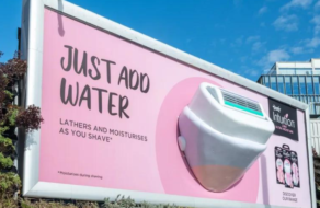 В Лондоне появился билборд с гигантской бритвой с вытекающей пеной для бритья