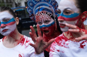Людоедка россия и окровавленные балерины с оружием: в Нью-Йорке показали настоящий российский балет