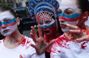 Людожерка росія та закривавлені балерини зі зброєю: у Нью-Йорку показали справжній російський балет