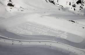 Бренд зубной пасты в форме таблеток создал билборд на снегу с экологическим посланием