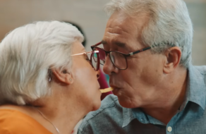 «Огонь все еще горит»: Burger King изобразил страсть и красоту любви пожилой пары