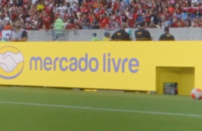 На стадионе Рио-де-Жанейро установили билборд, который доставлял игрокам мяч на футбольное поле