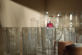 Stella Artois изобразил свои украденные бокалы в новых домах