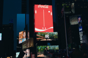 Билборд Coca-Cola призвал прохожих сыграть в игру