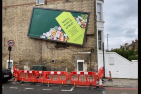 Шаткий билборд британской сети супермаркетов отгородили из-за «угрозы падения»