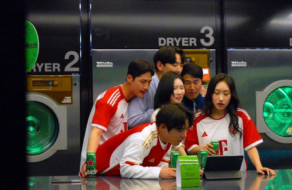 Heineken перетворив пральні на спортивні бари для футбольних вболівальників