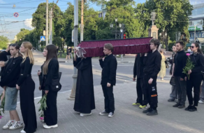 Сумские школьники устроили акцию захоронения образования, пронеся гроб по улицам города