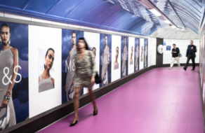 M&amp;S украсил лондонский метрополитен постерами с ароматом солнцезащитного крема