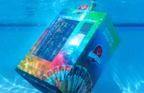 Производитель конфет создал подводный торговый автомат для взрослых