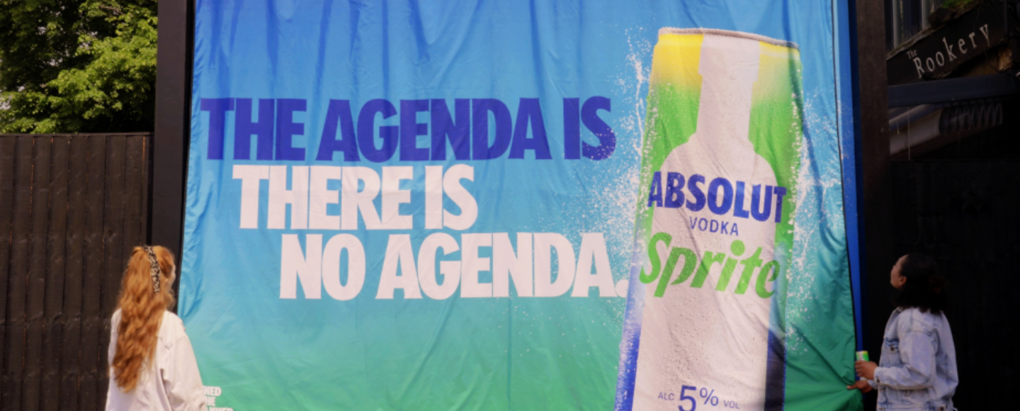 Absolut и Sprite превратили билборды в гигантские покрывала для пикника