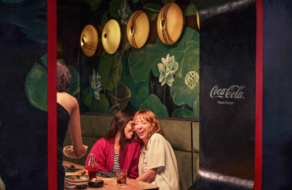 Рамки Coca-Cola в ресторанах Буэнос-Айреса отметили волшебные моменты людей за столом
