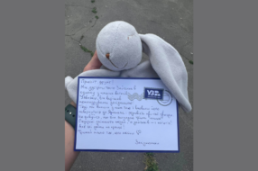 Укрзалізниця креативно повернула хлопчику іграшкового зайця, загубленого у поїзді