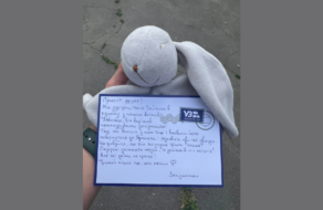 Укрзалізниця креативно вернула мальчику игрушечного зайца, потерянного в поезде