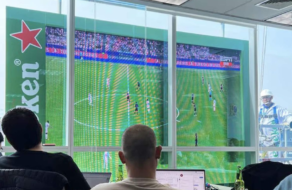 Heineken превратил подвесную платформу в экран для просмотра матча УЕФА