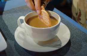 У Британії влаштували чемпіонат із занурення печива у чай
