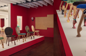 Christian Louboutin представив колекцію стільців на підборах