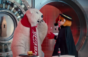 Ролик показал, как Белый Медведь помешал Гамбурглару украсть секретную формулу Coca-Cola