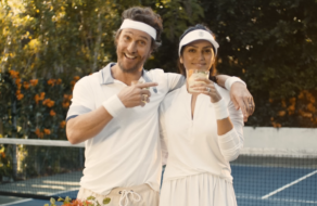 Мэттью Макконахи и его жена Камила сыграли в пикбол без штанов в рекламе бренда текилы