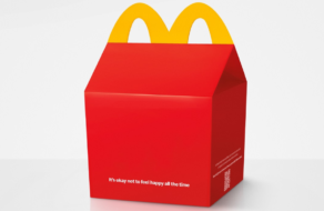 McDonald&#8217;s убрал фирменную улыбку из коробок Хэппи Мил