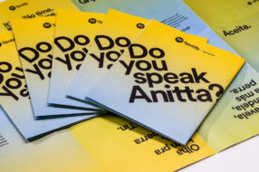 Spotify присвятив виставку у музеї мовному розмаїттю музики співачки Anitta