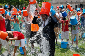 Вірусний флешмоб з обливанням Ice Bucket Challenge відродиться до свого 10-річчя