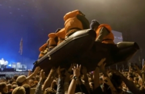 Banksy пустив надувний пліт для мігрантів у натовп на музичному фестивалі