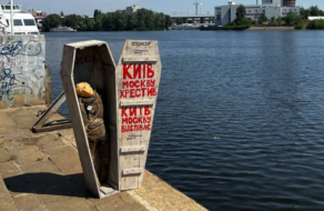 «Киев москву крестил, он ее и отпоет»: в Киеве установили новый арт-объект